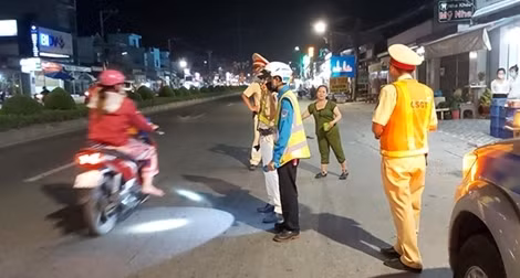 Xe tải đâm loạn xạ trên QL1A ảnh 6