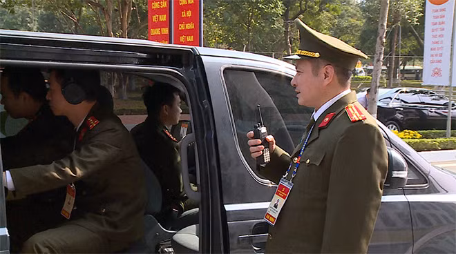 Cán bộ, chiến sỹ Cục An ninh mạng và phòng, chống tội phạm sử dụng công nghệ cao tác nghiệp bảo vệ an ninh, an toàn tại Đại hội Đảng toàn quốc lần thứ XIII.