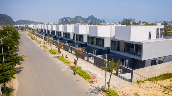 Mặt ngoài của các căn villa ven sông đang được hoàn thiện đồng bộ, ốp đá Marble Carrara White và lắp khung nhôm kính, trở thành một trong những dự án được đầu tư bài bản, đồng bộ tiêu chuẩn cao cấp bậc nhất trên thị trường.