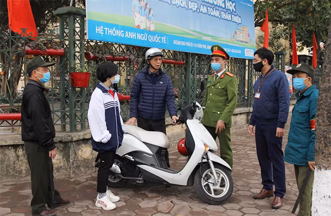 Lực lượng Công an phường phối hợp với các ban ngành đoàn thể tuyên truyền vận động nhân dân và học sinh thực hiện mô hình cổng trường ATGT và tăng cường các biện pháp phòng chống dịch COVID-19.