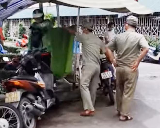 Việc nhắc nhở dẫn đến va chạm giữa bảo vệ dân phố và tài xế xe ôm công nghệ tại chốt phong tỏa ở quận Bình Thạnh.