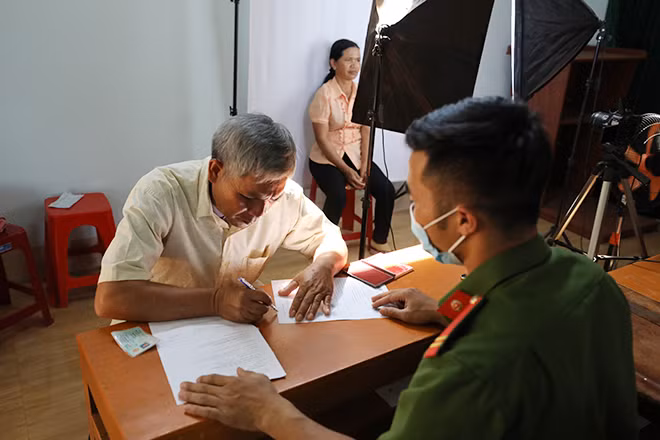 Ngoài việc duy trì bộ máy móc thực hiện nhiệm vụ cấp CCCD tại trụ sở, lực lượng Công an các huyện, thị xã của tỉnh Gia Lai đã tiến hành cấp lưu động đến từng thôn, làng... Ngoài việc duy trì bộ máy móc thực hiện nhiệm vụ cấp CCCD tại trụ sở, lực lượng Công an các huyện, thị xã của tỉnh Gia Lai đã tiến hành cấp lưu động đến từng thôn, làng...