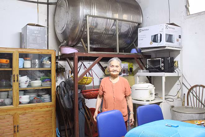 Bà Lỡ trong gian bếp cơi nới trên cao.