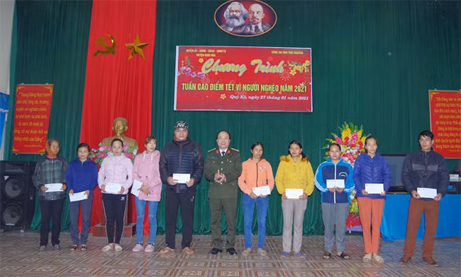 Lãnh đạo Công an tỉnh trao quà cho các hộ gia đình nghèo.