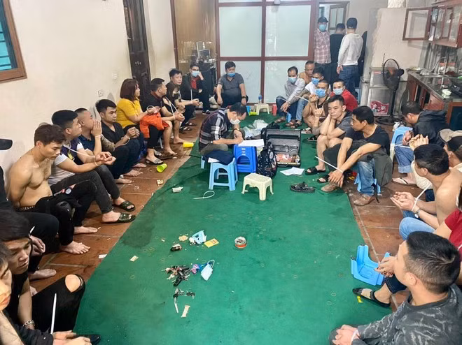 Hàng chục đối tượng đánh bạc dưới hình thức xóc đĩa bị bắt giữ. Hàng chục đối tượng đánh bạc dưới hình thức xóc đĩa bị bắt giữ.
