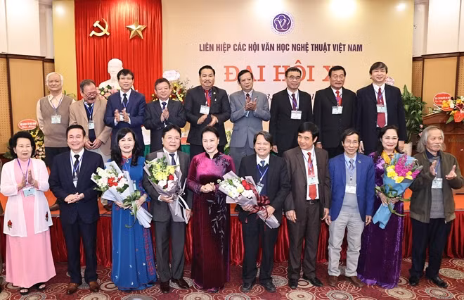 Chủ tịch Quốc hội Nguyễn Thị Kim Ngân với Đoàn Chủ tịch ra mắt Đại hội. Ảnh: TTXVN