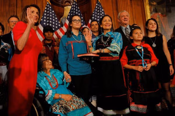 Bà Deb Haaland tuyên thệ nhậm chức trước sự chứng kiến của người thân, gia đình và Chủ tịch Hạ viện Nancy Pelosi.