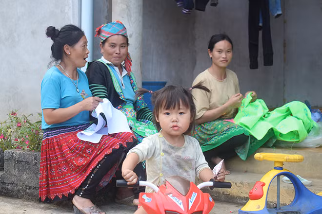 Các bà, các chị Khe Ron may áo váy đón tết.
