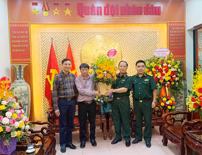 Đại tá, Nhà văn Phạm Khải - Tổng Biên tập Báo CAND chúc mừng Thiếu tướng Đoàn Xuân Bộ.