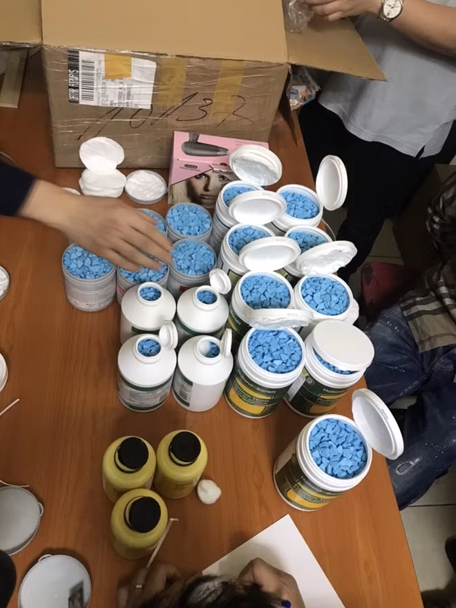 Ma túy giấu trong các lọ thuốc vận chuyển qua đường hàng không.