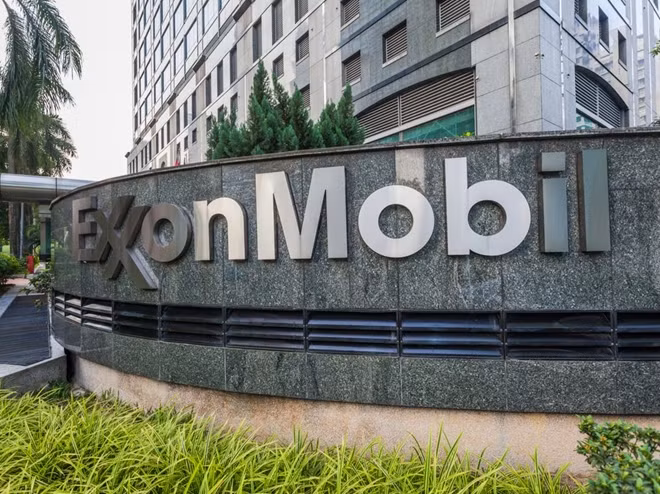 Exxon Mobil thay thế 2 thành viên hội đồng quản trị để thúc đẩy quá trình chuyển đổi khỏi nhiên liệu hóa thạch.