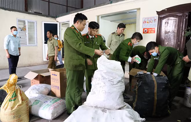 Lực lượng chức năng kiểm tra số lượng lớn hàng hóa thu giữ nghi là thuốc chữa bệnh giả.