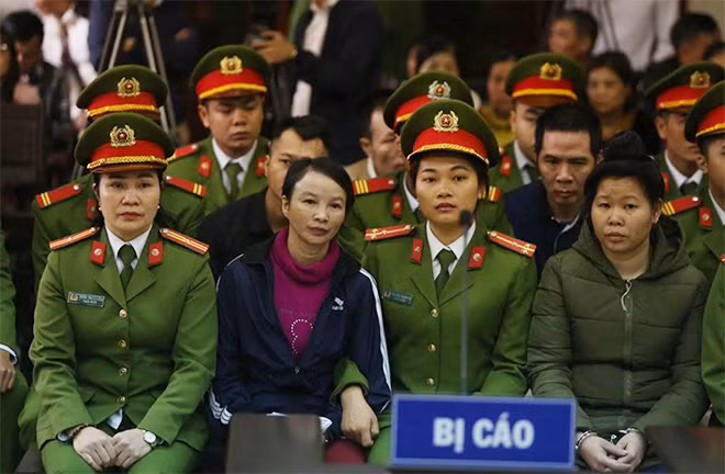 Hai bị cáo Hiền và Thu (từ trái qua) tại phiên toà sơ thẩm. Hai bị cáo Hiền và Thu (từ trái qua) tại phiên toà sơ thẩm.