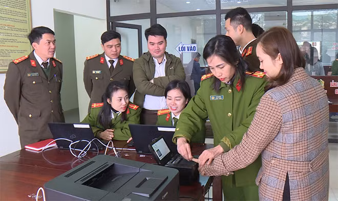 Các cán bộ phòng Cảnh sát QLHC và TTXH sử dụng các thiết bị, phần mềm hệ thống cơ sở dữ liệu quốc gia về dân cư. Các cán bộ phòng Cảnh sát QLHC và TTXH sử dụng các thiết bị, phần mềm hệ thống cơ sở dữ liệu quốc gia về dân cư.