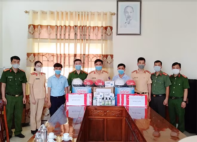 Đoàn thanh niên, Hội phụ nữ Phòng CSGT Công an tỉnh Hà Nam tặng các vận dụng, nhu yếu phẩm cho lực lượng tăng cường bảo đảm ANTT bầu cử trên địa bàn xã Bình Nghĩa, huyện Bình Lục.
