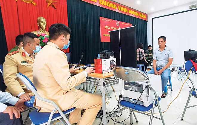Công an huyện Đông Anh (Hà Nội) làm thủ tục cấp căn cước công dân gắn chíp điện tử cho người dân thôn Phan Xá, xã Uy Nỗ. Công an huyện Đông Anh (Hà Nội) làm thủ tục cấp căn cước công dân gắn chíp điện tử cho người dân thôn Phan Xá, xã Uy Nỗ.