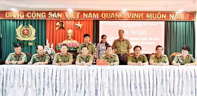 Cá đại biểu ký kết giao ước thi đua năm 2021.