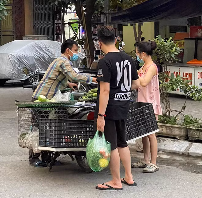 Sọt hoa quả của anh Hà bán cả ngày vẫn không hết.