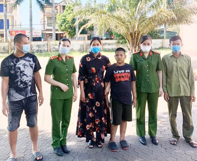 Đại diện Công an xã Hưng Lợi bàn giao cháu bé cho gia đình.