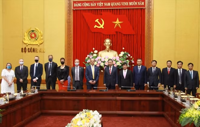 Bộ trưởng Tô Lâm, ngài Dominic Raab và các đại biểu tại buổi tiếp.