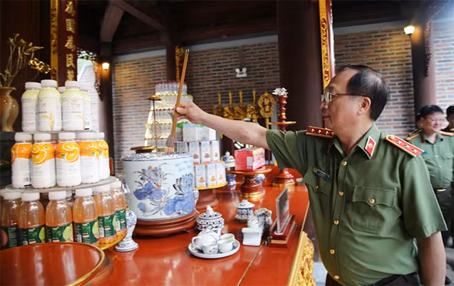 Thứ trưởng Nguyễn Văn Thànhdâng hương lên gia tiên Chủ tịch Hồ Chí Minh tại đền Chung Sơn.