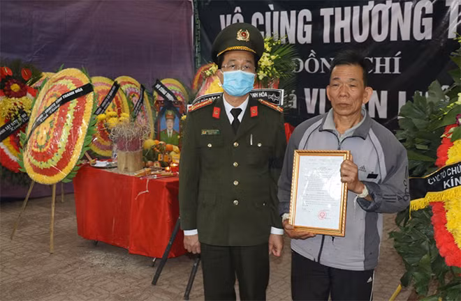 Thừa ủy quyền của Bộ trưởng Bộ Công an, Đại tá Phạm Quang Tuyểntrao Quyết định thăng cấp bậc hàm từ Thiếu tá lên Trung tá cho gia đình đồng chí Vi Văn Luân.