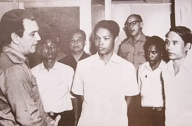 Anh hùng Phan Hành Sơn (đứng giữa) thăm Cuba năm 1982.