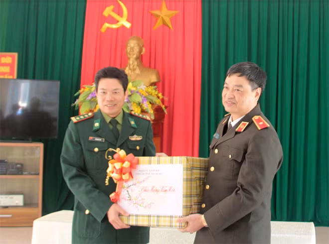 Giám đốc Công an tỉnh tặng quà chúc Tết các chiến sĩ Đồn biên phòng cửa khẩu quốc tế Na Mèo.
