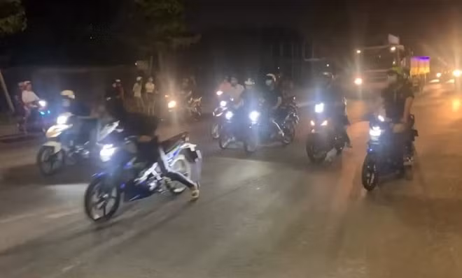 Nhóm “quái xế” đi bão hồi 20h ngày 11/3, trên tuyến đường Mỹ Phước – Tân Vạn (Bình Dương).