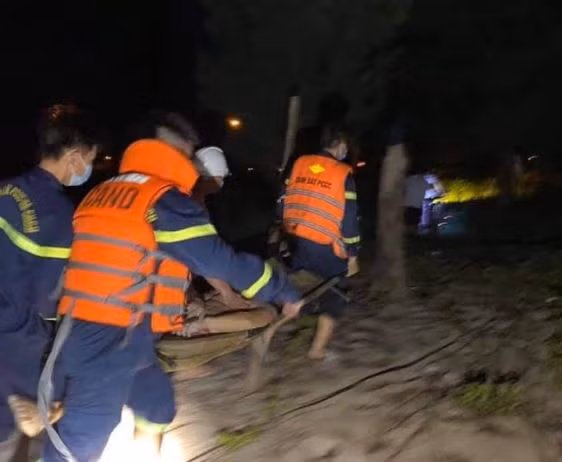 Lực lượng chức năng khẩn trương triển khai công tác cứu hộ, cứu nạn.