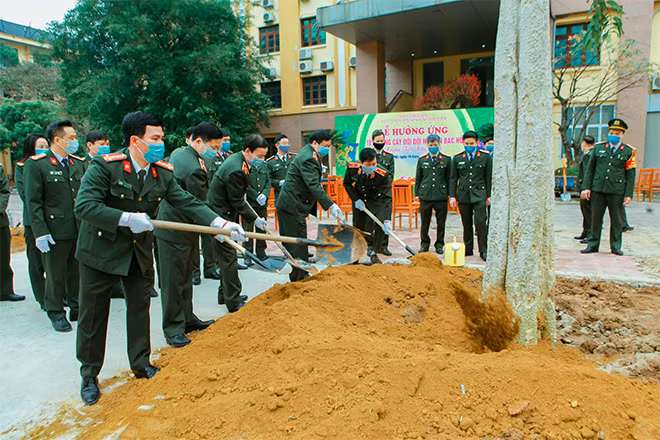 Lãnh đạo Học viện ANND và các đại biểu trồng cây tại khuôn viên nhà 3A.