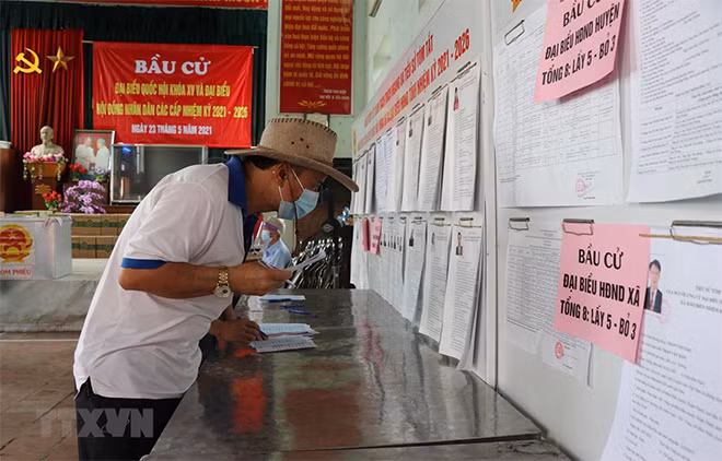 Cử tri Mão Điền (Bắc Ninh) tìm hiểu về danh sách người ứng cử Đại biểu Quốc hội và HĐND các cấp. (Ảnh: Thanh Thương/TTXVN).
