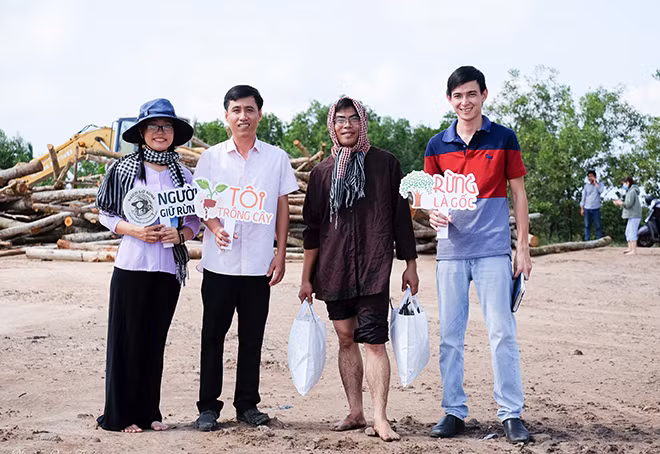 Út Hiện cùng các cộng sự luôn tâm huyết với kế hoạch trồng rừng.