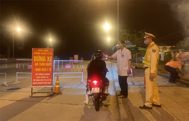 Phòng CSGT Công an tỉnh phối hợp với các lực lượng chức năng làm tốt công tác bảo đảm trật tự an toàn giao thông và phòng, chống dịch bệnh COVID-19 trong đêm giao thừa. Phòng CSGT Công an tỉnh phối hợp với các lực lượng chức năng làm tốt công tác bảo đảm trật tự an toàn giao thông và phòng, chống dịch bệnh COVID-19 trong đêm giao thừa.