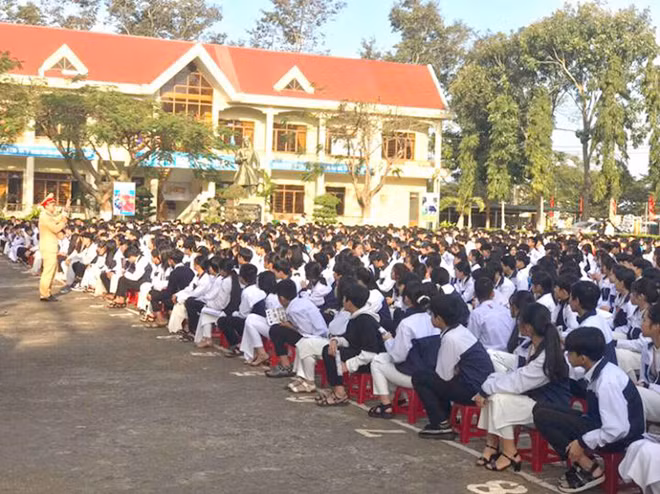 Đội CSGT Công an huyện Đắk Mil tuyên truyền luật giao thông đường bộ tại Trường THPT Trần Hưng Đạo. Đội CSGT Công an huyện Đắk Mil tuyên truyền luật giao thông đường bộ tại Trường THPT Trần Hưng Đạo.