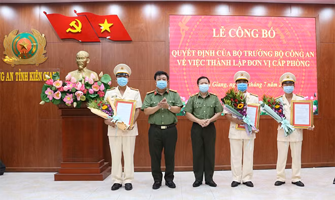 Thiếu tướng Nguyễn Văn Giang – Phó Cục Trưởng cục An ninh mạng và phòng, chống tội phạm sử dụng công nghệ cao và Đại tá Đỗ Triệu Phong, Giám đốc Công an tỉnh Kiên Giang tặng hoa chúc mừng các đồng chí được bổ nhiệm, điều đồng về đơn vị mới. Thiếu tướng Nguyễn Văn Giang – Phó Cục Trưởng cục An ninh mạng và phòng, chống tội phạm sử dụng công nghệ cao và Đại tá Đỗ Triệu Phong, Giám đốc Công an tỉnh Kiên Giang tặng hoa chúc mừng các đồng chí được bổ nhiệm, điều đồng về đơn vị mới.