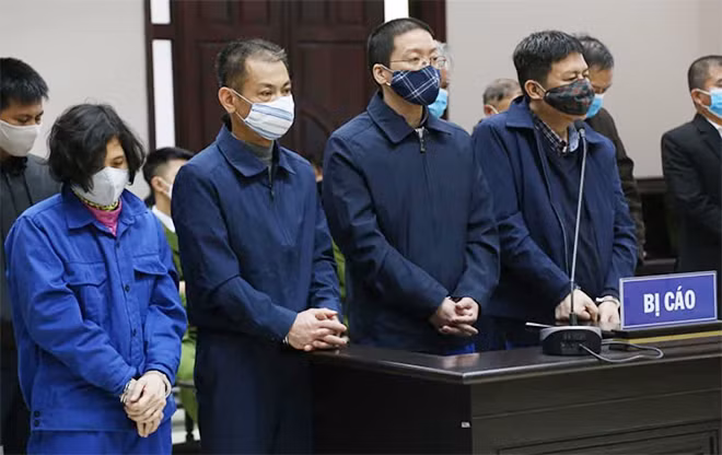 Bị cáo Long và đồng phạm nghe tuyên án.