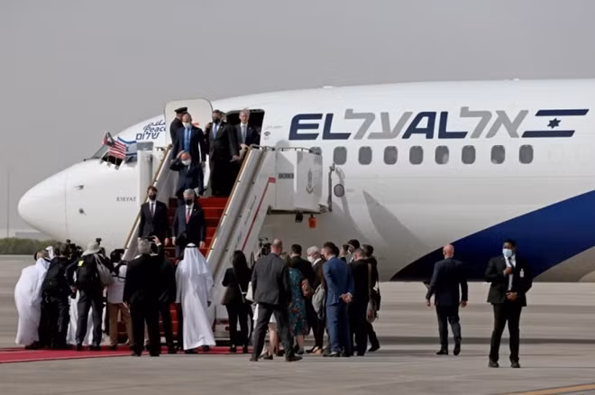 Chuyến bay thẳng đầu tiên từ Israel tới sân bay quốc tế Abu Dhabi, UAE được chào đón.