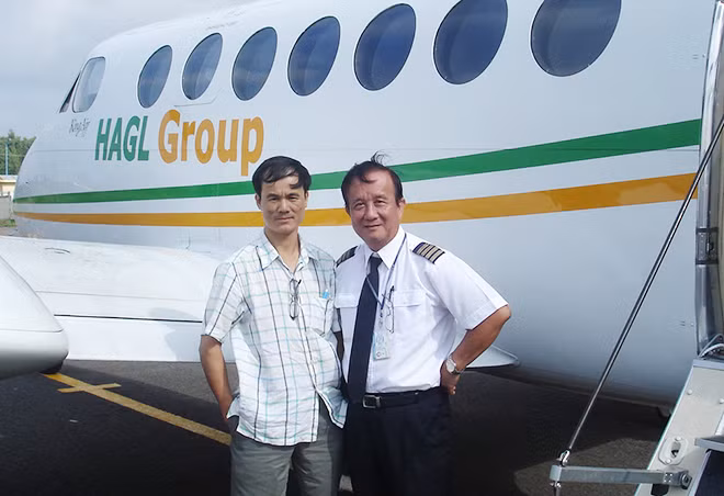 Anh hùng Lực lượng vũ trang nhân dân Nguyễn Thành Trung và tác giả bài viết tại sân bay Tân Sơn Nhất, tháng 10/2010. Anh hùng Lực lượng vũ trang nhân dân Nguyễn Thành Trung và tác giả bài viết tại sân bay Tân Sơn Nhất, tháng 10/2010.