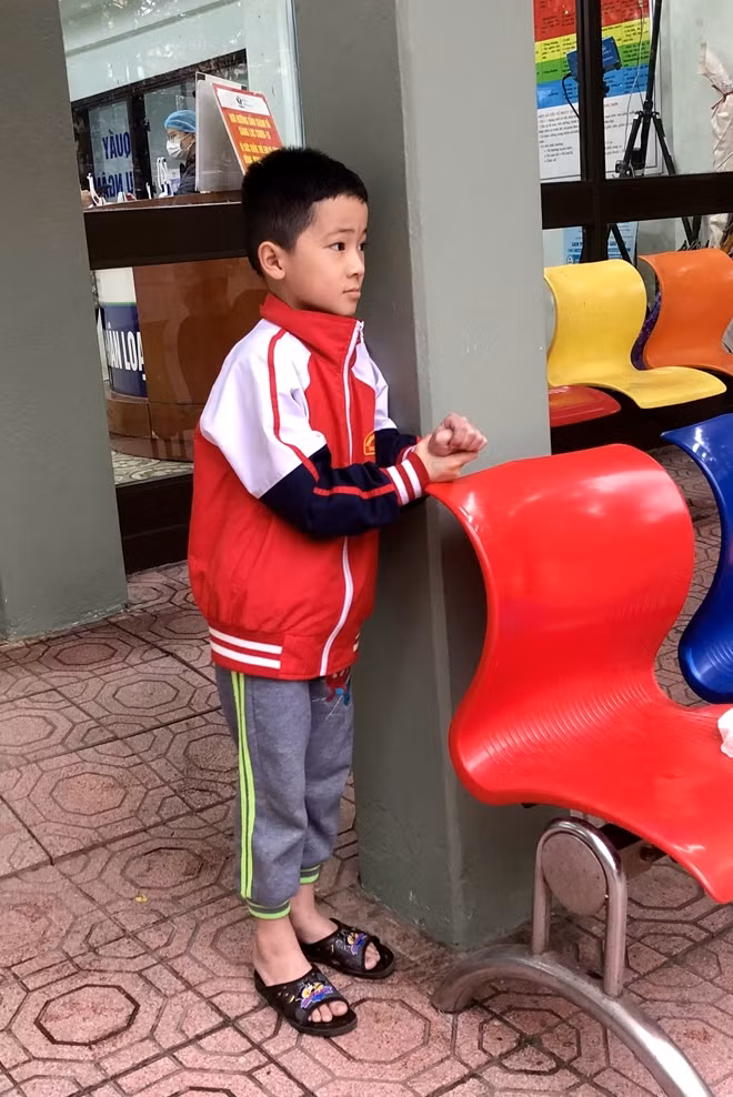Cậu bé này may mắn được xuất viện về nhà ngày 28 tết.