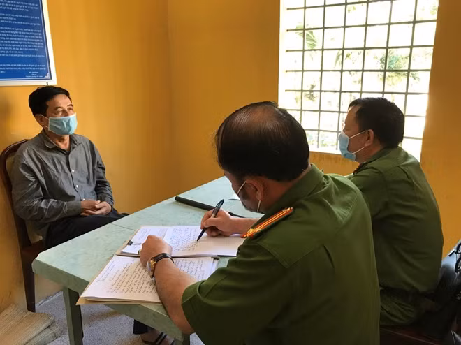 Lấy lời khai đối với Phan Thanh Hữu.