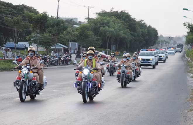 CSGT Công an TP Cần Thơ ra quân kiểm tra phương tiện cơ giới đường bộ trên địa bàn thành phố.