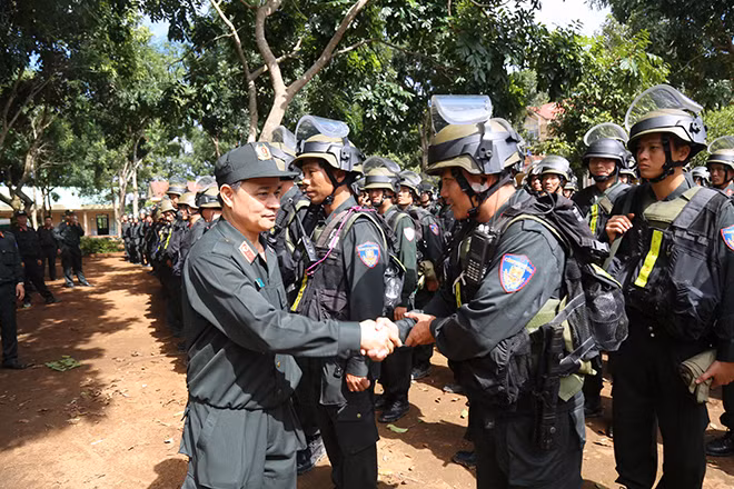 Trung tướng, Anh hùng LLVTND Phạm Quốc Cương, Tư lệnh Cảnh sát cơ động thăm, động viên CBCS Trung đoàn CSCĐ Tây Nguyên.