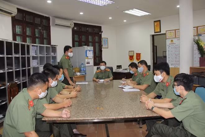 Thượng tá Lê Thuần Dũng, Trưởng phòng Bưu chính, Văn phòng Bộ Công an chủ trì họp bàn công tác chuyển giao công văn, tài liệu.