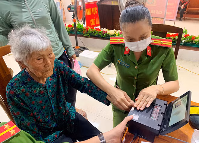 Hướng dẫn cụ Nguyễn Thị Lý (102 tuổi) ở xã Thạch Hải làm CCCD.