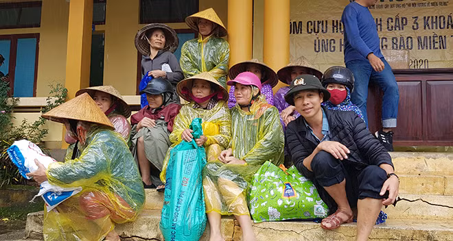 Phóng viên Dương Sông Lam thường trú tại Quảng Bình đã kêu gọi, kết nối bà con vùng tâm lũ với các nhà hảo tâm đưa về hỗ trợ bà con gần 5 tỷ đồng, hơn 30 chiếc ca nô, thuyền nhôm và nhiều nhu yếu phẩm khác.