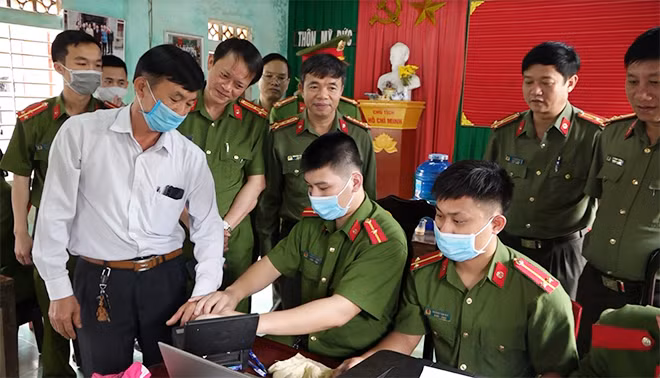 Đoàn công tác của Công an tỉnh kiểm tra đột xuất tại điểm cấp CCCD tại Mỹ Đức, huyện Lệ Thủy.