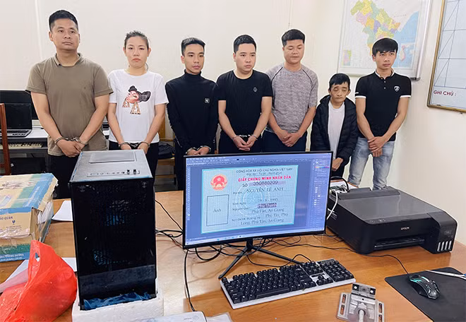 7 đối tượng trong ổ nhóm tội phạm sử dụng công nghệ cao và tang vật thu được.