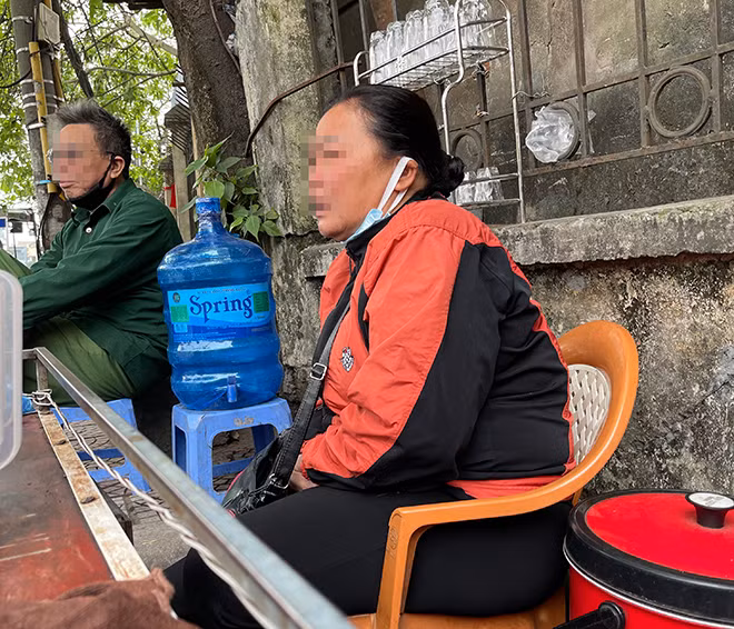 Quán nước chè cũng là nơi môi giới đất.