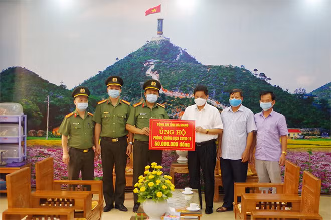 Lãnh đạo Công an tỉnh trao tặng số tiền ủng hộ phòng chống dịch COVID-19.